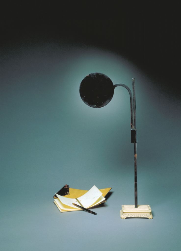 象牙座玳瑁遮灯及象牙册页局部